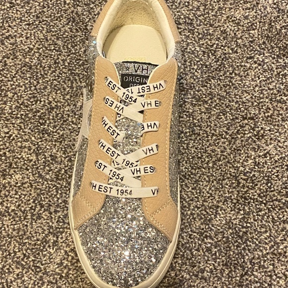 Bani 2 Sneaker - Picture 10 of 11